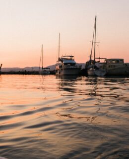 Havn i solnedgang med mange skibe