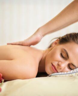 Kvinde får massage af mand