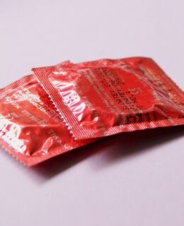 Røde kondomer ligger uåbnet