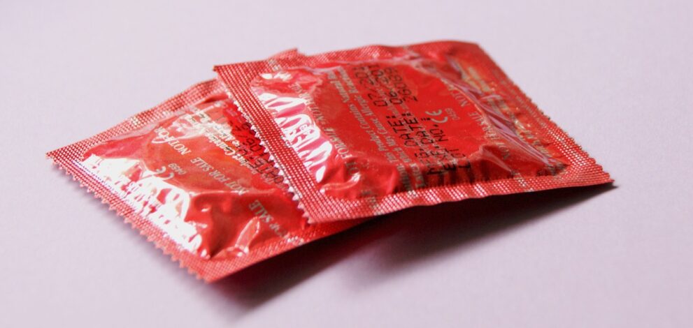 Røde kondomer ligger uåbnet