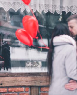 To voksne er forelsket og holder valentinesdag