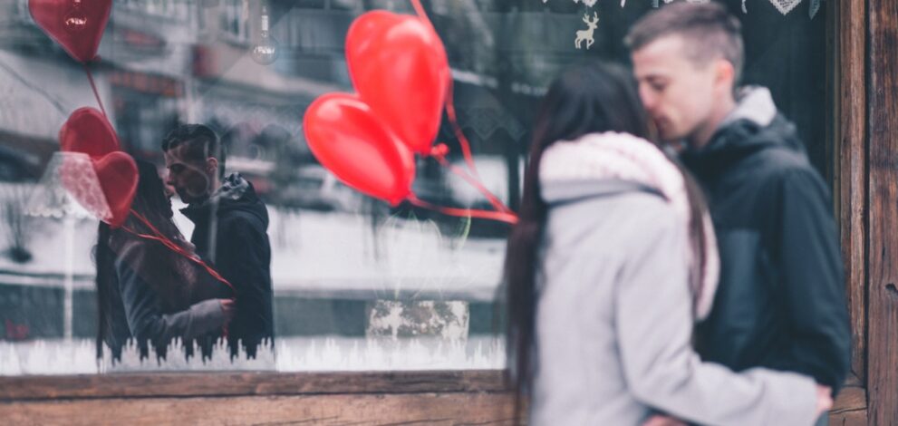 To voksne er forelsket og holder valentinesdag